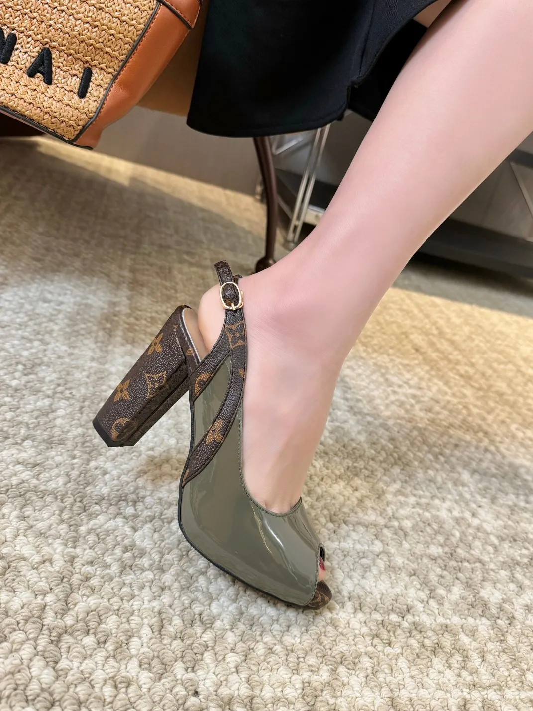 👟👟Ex-factory price 400👟👟 Louis Vuitton Louis Vuitton, 2025 high-heeled sandals, modern and fashionable in one! Release a powerful aura like a queen and capture everyone's attention instantly! Fabric: LV classic presbyopia + patent leather Lining/foot pads: imported lambskin Heel height 9.5cm; Front platform: 1.5cm Code number: 35-41